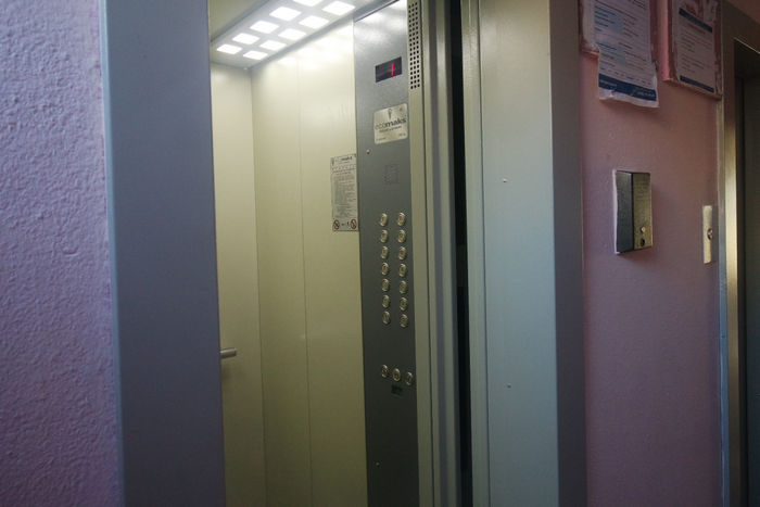 В многоквартирных домах ЮАО проводят замену лифтов по программе капремонта