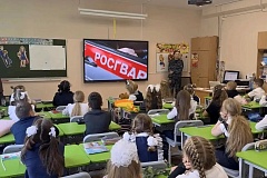 Сотрудники Главного управления Росгвардии по городу Москве приняли участия в торжественных линейках, посвящённых 1 сентября. В День знаний правоохранители поздравили обучающихся с новым учебным годом