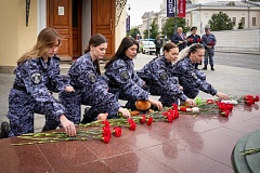 Сотрудники вневедомственной охраны Главного управления Росгвардии по городу Москве почтили память тех, кто невинно погиб во время теракта в одной из школ Северной Осетии