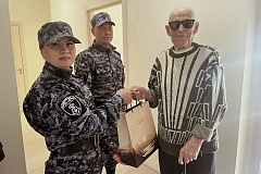 В Москве сотрудники вневедомственной охраны провели субботник у ветерана в преддверии Международного дня пожилого человека 